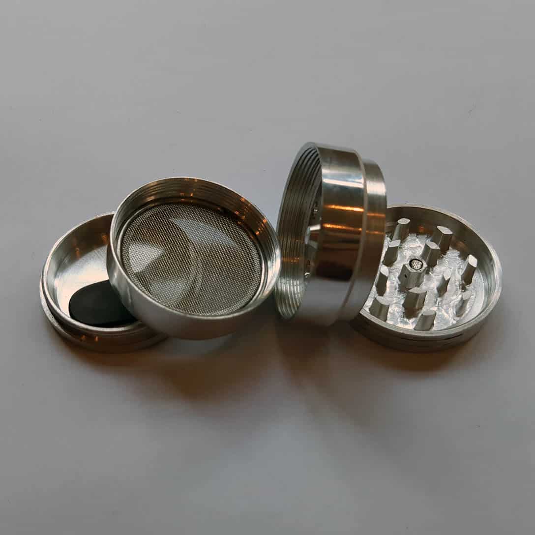 4 tier Grinder Rasta design 4 tier Grinder Rasta design